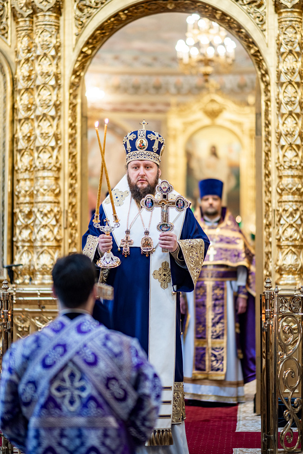 Божественная литургия в праздник Воздвижения Креста Господня в Троицком кафедральном соборе Подольска